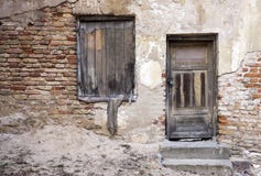 Portes et fenêtre abandonnées photos libres de droits Portes et fenêtre abandonnées photos libres de droits