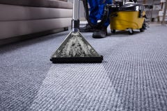 Portier Cleaning Carpet stock afbeelding Portier Cleaning Carpet stock afbeelding