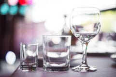 Portionexponeringsglas på tabellen för banketten arkivbild Portionexponeringsglas på tabellen för banketten arkivbild