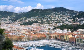 Porto da cidade francesa de agrad?vel Os iate e os barcos privados s?o estacionados perto da costa imagens de stock Porto da cidade francesa de agrad?vel Os iate e os barcos privados s?o estacionados perto da costa imagens de stock