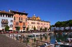 Porto di Desenzano, polizia del lago fotografie stock libere da diritti Porto di Desenzano, polizia del lago fotografie stock libere da diritti