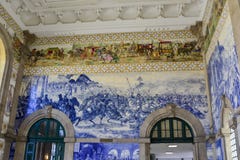 PORTO, PORTUGAL - AUGUSTUS 12, 2017: Beroemd stationsao Bento met Azulejo-panelen royalty-vrije stock foto PORTO, PORTUGAL - AUGUSTUS 12, 2017: Beroemd stationsao Bento met Azulejo-panelen royalty-vrije stock foto