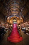 PORTO, PORTUGAL - FEBRUARI 11, 2016: Mensen bij de boekhandel Livraria royalty-vrije stock foto's PORTO, PORTUGAL - FEBRUARI 11, 2016: Mensen bij de boekhandel Livraria royalty-vrije stock foto's