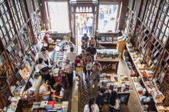 PORTO, PORTUGAL - JULI, 04: Leute, die berühmte Buchhandlung besichtigen Lizenzfreie Stockbilder PORTO, PORTUGAL - JULI, 04: Leute, die berühmte Buchhandlung besichtigen Lizenzfreie Stockbilder