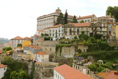 PORTO PORTUGALIA, CZERWIEC, - 20, 2018: stary miasteczko z Porto z Biskupiego pałac Paço Biskupim widokiem od miasta Vila Nova obrazy stock PORTO PORTUGALIA, CZERWIEC, - 20, 2018: stary miasteczko z Porto z Biskupiego pałac Paço Biskupim widokiem od miasta Vila Nova obrazy stock