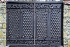 Portoni in ferro battuto magnifici, pezzo fucinato ornamentale, primo piano forgiato degli elementi fotografia stock Portoni in ferro battuto magnifici, pezzo fucinato ornamentale, primo piano forgiato degli elementi fotografia stock