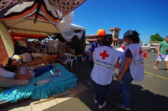 Portoviejo, Equador - abril, 18, 2016: Barracas para os refugiados após 7 terremoto 8 fotografia de stock Portoviejo, Equador - abril, 18, 2016: Barracas para os refugiados após 7 terremoto 8 fotografia de stock