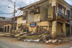 Portoviejo, Ισημερινού - 18 Απριλίου, 2016: Η πρόσοψη του σπιτιού δύο-ιστορίας είχε πέσει μετά από 7 σεισμός 8 στοκ εικόνες Portoviejo, Ισημερινού - 18 Απριλίου, 2016: Η πρόσοψη του σπιτιού δύο-ιστορίας είχε πέσει μετά από 7 σεισμός 8 στοκ εικόνες