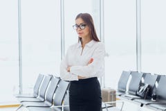 Portr?t der l?chelnden attraktiven Gesch?ftsfrau in der Flughafenhalle Kopieren Sie Platz stockfoto Portr?t der l?chelnden attraktiven Gesch?ftsfrau in der Flughafenhalle Kopieren Sie Platz stockfoto