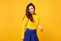 Portr?t der l?chelnden jungen Frau in der Strickjacke, blaue Hosenstellung, die Kamera schauend lokalisiert auf gelb-orangeer Wan stockfoto Portr?t der l?chelnden jungen Frau in der Strickjacke, blaue Hosenstellung, die Kamera schauend lokalisiert auf gelb-orangeer Wan stockfoto