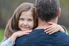 Portr?t des netten kleinen M?dchens hielt in Vater ` s Armen Gl?ckliche liebevolle Familie Konzept des Vatertags Familienurlaub u stockfotografie Portr?t des netten kleinen M?dchens hielt in Vater ` s Armen Gl?ckliche liebevolle Familie Konzept des Vatertags Familienurlaub u stockfotografie