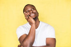 Portr?t eines jungen gl?cklichen Afroamerikanermannes stockfoto Portr?t eines jungen gl?cklichen Afroamerikanermannes stockfoto