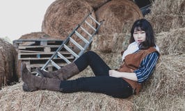 Portr?t eines sch?nen bewaffneten chinesischen weiblichen Cowgirls lizenzfreies stockbild Portr?t eines sch?nen bewaffneten chinesischen weiblichen Cowgirls lizenzfreies stockbild
