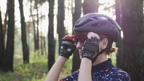 Portr?t gl?cklichen triathlete M?dchens, das weg von den Radfahrengl?sern tragen schwarzen Sturzhelm sich setzt Radfahrenkonzept stock video Portr?t gl?cklichen triathlete M?dchens, das weg von den Radfahrengl?sern tragen schwarzen Sturzhelm sich setzt Radfahrenkonzept stock video