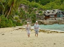 Portr?t von den gl?cklichen ?lteren Paaren, die auf tropischem Strand laufen stockfoto Portr?t von den gl?cklichen ?lteren Paaren, die auf tropischem Strand laufen stockfoto