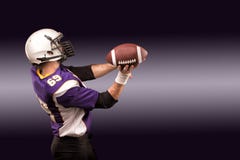 Portr?tnahaufnahme, Spieler des amerikanischen Fu?balls, b?rtig ohne einen Sturzhelm mit dem Ball in seinen H?nden Konzept-Amerik stockfotografie Portr?tnahaufnahme, Spieler des amerikanischen Fu?balls, b?rtig ohne einen Sturzhelm mit dem Ball in seinen H?nden Konzept-Amerik stockfotografie