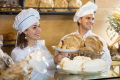 Portrair della pasticceria sorridente del cuoco unico due in forno italiano fotografia stock libera da diritti Portrair della pasticceria sorridente del cuoco unico due in forno italiano fotografia stock libera da diritti