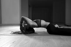 Portrait artistique de femme dans la pose de yoga photo libre de droits Portrait artistique de femme dans la pose de yoga photo libre de droits