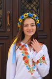 Portrait assez ukrainien de plan rapproché de fille images libres de droits Portrait assez ukrainien de plan rapproché de fille images libres de droits