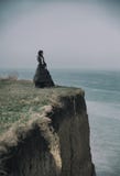 Portrait d'ext?rieur d'une dame victorian dans la position noire sur la falaise image stock Portrait d'ext?rieur d'une dame victorian dans la position noire sur la falaise image stock