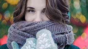 Portrait d'hiver d'une jeune belle fille sur les rues d'une ville européenne Plan rapproché de belle jeune femme avec image libre de droits Portrait d'hiver d'une jeune belle fille sur les rues d'une ville européenne Plan rapproché de belle jeune femme avec image libre de droits