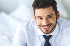 portrait d'homme d'affaires bel dans le sourire blanc de chemise et de lien images stock portrait d'homme d'affaires bel dans le sourire blanc de chemise et de lien images stock