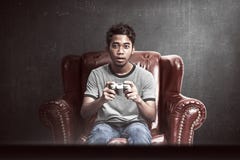 Portrait d'homme asiatique jouant des jeux vidéo images stock Portrait d'homme asiatique jouant des jeux vidéo images stock