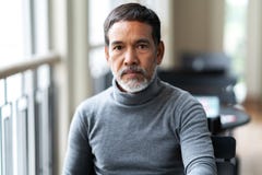 Portrait d'homme asiatique mûr fâché malheureux avec la barbe courte élégante regardant le cemera avec méfiant négatif image libre de droits Portrait d'homme asiatique mûr fâché malheureux avec la barbe courte élégante regardant le cemera avec méfiant négatif image libre de droits