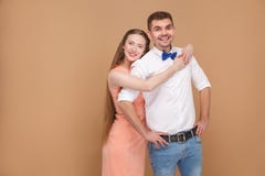 Portrait d'homme bel dans le style occasionnel et de belle femme dedans photographie stock libre de droits Portrait d'homme bel dans le style occasionnel et de belle femme dedans photographie stock libre de droits