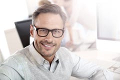 Portrait d'homme d'affaires de sourire au travail photo stock Portrait d'homme d'affaires de sourire au travail photo stock