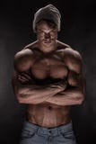 Portrait d'homme sportif fort de forme physique au-dessus de fond noir images stock Portrait d'homme sportif fort de forme physique au-dessus de fond noir images stock