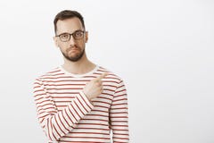 Portrait d'intérieur de type mûr beau impressionné dans l'eyewear, se dirigeant au coin supérieur droit et rendant non mauvais photos stock Portrait d'intérieur de type mûr beau impressionné dans l'eyewear, se dirigeant au coin supérieur droit et rendant non mauvais photos stock