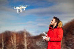 Portrait d'opérateur de bourdon pilotant des avions d'UAV, quadcopter Détails de technologie avec le bourdon et à télécommande photo libre de droits Portrait d'opérateur de bourdon pilotant des avions d'UAV, quadcopter Détails de technologie avec le bourdon et à télécommande photo libre de droits