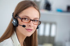Portrait d'opérateur heureux de téléphone de soutien de jeunes avec le casque images stock Portrait d'opérateur heureux de téléphone de soutien de jeunes avec le casque images stock