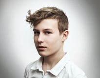 Portrait d'un adolescent blond sur un plan rapproché blanc de fond photos stock Portrait d'un adolescent blond sur un plan rapproché blanc de fond photos stock