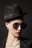 Portrait d'un beau jeune modèle dans le chapeau noir avec des lunettes de soleil photos libres de droits Portrait d'un beau jeune modèle dans le chapeau noir avec des lunettes de soleil photos libres de droits