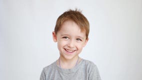 Portrait d'un enfant d'âge préscolaire Un petit garçon mignon regarde la caméra et les émotions d'expositions : bonheur, sincérit banque de vidéos Portrait d'un enfant d'âge préscolaire Un petit garçon mignon regarde la caméra et les émotions d'expositions : bonheur, sincérit banque de vidéos
