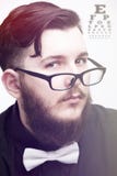 Portrait d'un jeune homme à la mode de hippie dans la chemise et des lunettes noires sur le fond blanc Photos stock Portrait d'un jeune homme à la mode de hippie dans la chemise et des lunettes noires sur le fond blanc Photos stock