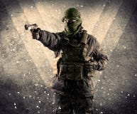 Portrait d'un soldat armé masqué dangereux avec le backgro sale photos stock Portrait d'un soldat armé masqué dangereux avec le backgro sale photos stock