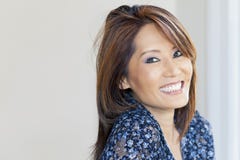 Portrait d'un sourire asiatique mûr de femme Image stock Portrait d'un sourire asiatique mûr de femme Image stock