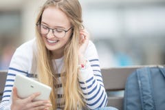 Portrait d'une belle adolescente de sourire avec des bagues dentaires E image libre de droits Portrait d'une belle adolescente de sourire avec des bagues dentaires E image libre de droits