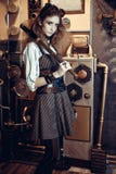 Portrait d'une belle femme de steampunk, avec un télescope sur un g image stock Portrait d'une belle femme de steampunk, avec un télescope sur un g image stock