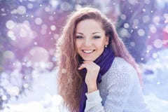 Portrait d'une belle femme heureuse en hiver photo stock Portrait d'une belle femme heureuse en hiver photo stock