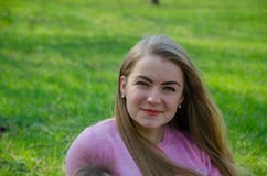 Portrait d'une belle fille dans des v?tements roses lumineux photographie stock libre de droits Portrait d'une belle fille dans des v?tements roses lumineux photographie stock libre de droits