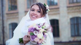 Portrait d'une belle jeune mariée, dans une robe, un voile et un manteau de fourrure blancs la jeune mariée sourit heureusement, banque de vidéos Portrait d'une belle jeune mariée, dans une robe, un voile et un manteau de fourrure blancs la jeune mariée sourit heureusement, banque de vidéos