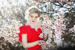 Portrait d'une belle jeune mariée de mode, doux et sensuel Épouser composent et des cheveux Drapeau des fleurs Background Style m image libre de droits Portrait d'une belle jeune mariée de mode, doux et sensuel Épouser composent et des cheveux Drapeau des fleurs Background Style m image libre de droits
