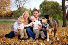 Portrait d'une famille heureuse de père de mère et deux enfants et leur chien sur Autumn Day photos libres de droits Portrait d'une famille heureuse de père de mère et deux enfants et leur chien sur Autumn Day photos libres de droits