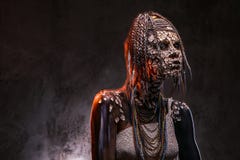 Portrait d'une femelle africaine effrayante de chaman avec une peau criquée pétrifiée et des dreadlocks Concept de maquillage photos libres de droits Portrait d'une femelle africaine effrayante de chaman avec une peau criquée pétrifiée et des dreadlocks Concept de maquillage photos libres de droits