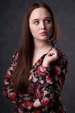 Portrait d'une femelle dans une robe color?e sur le fond gris image libre de droits Portrait d'une femelle dans une robe color?e sur le fond gris image libre de droits