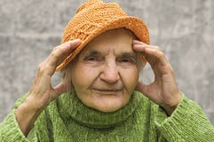 Portrait d'une femme supérieure heureuse souriant à l'appareil-photo images stock Portrait d'une femme supérieure heureuse souriant à l'appareil-photo images stock